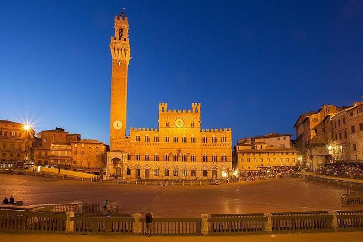 un grande edificio con una torre dell'orologio di notte