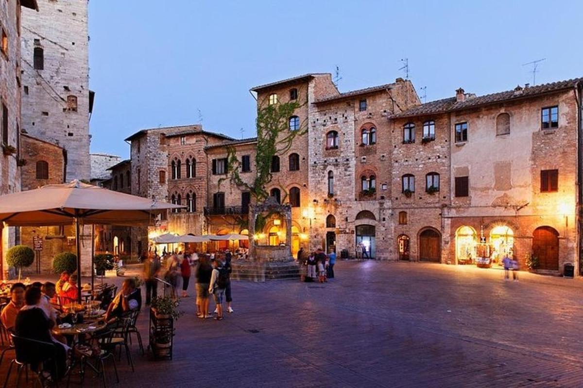 un gruppo di persone in piedi in un cortile di un vecchio edificio