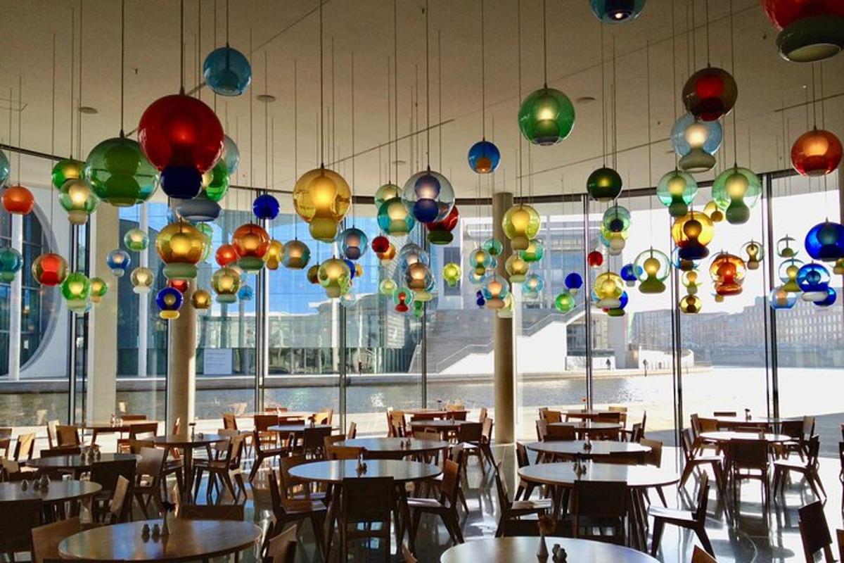 restaurace se stoly a židlemi a barevnými světly