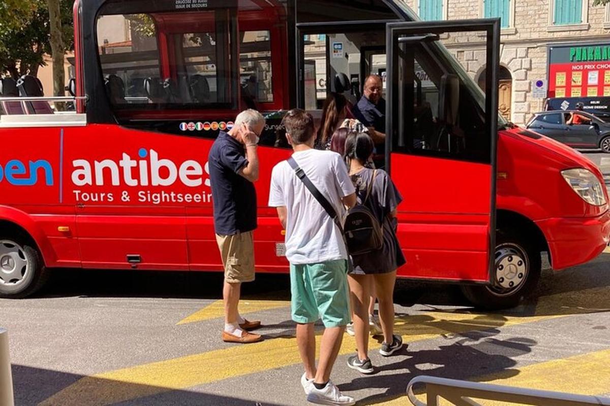 grupp inimesi astub punasele bussile