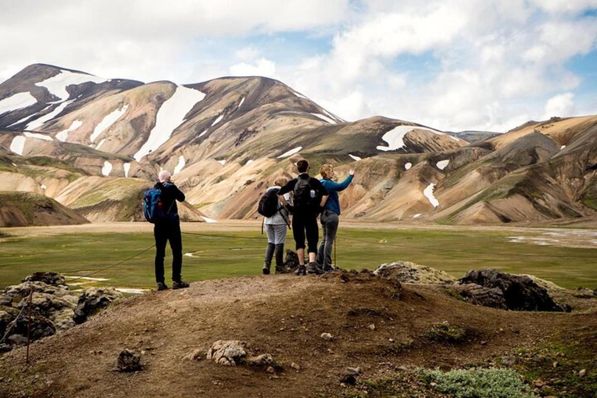 un gruppo di persone in piedi sulla cima di una montagna