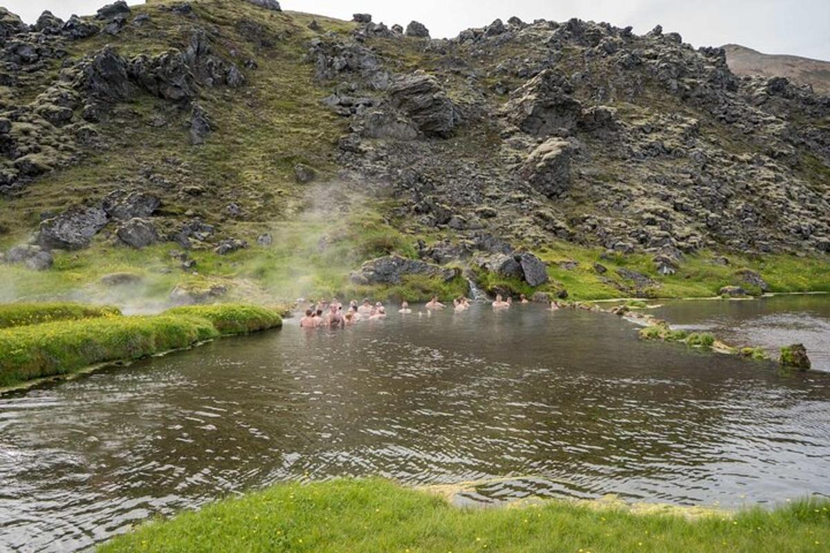 un grup de oameni care înoată într-un râu