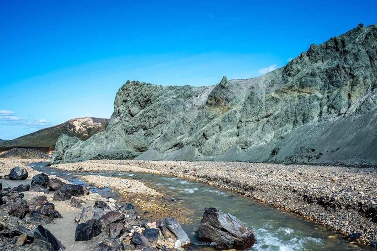 o plajă stâncoasă cu un munte în fundal
