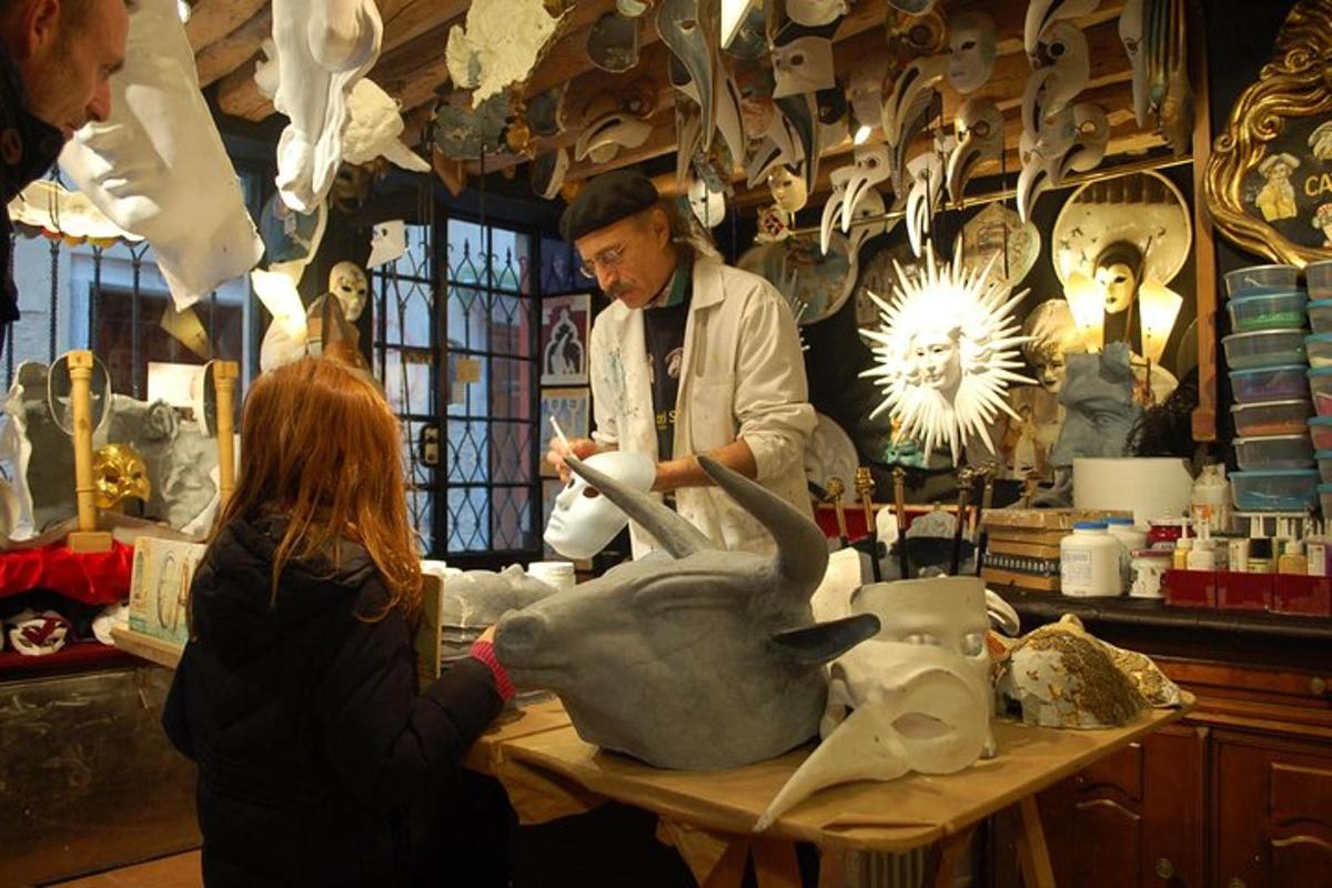 Un hombre y una niña trabajando en una escultura de un animal.