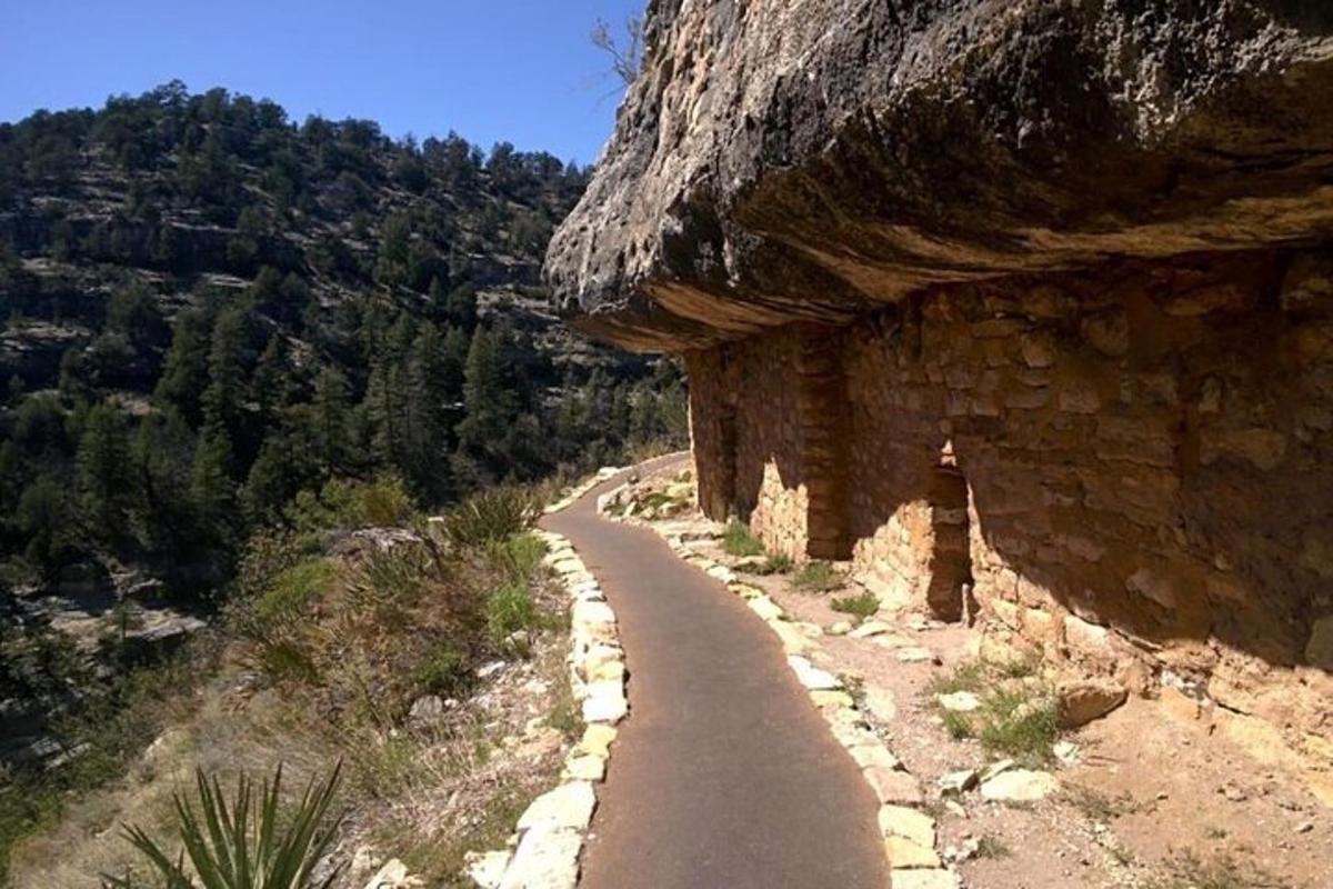 un chemin sur le flanc d'une montagne