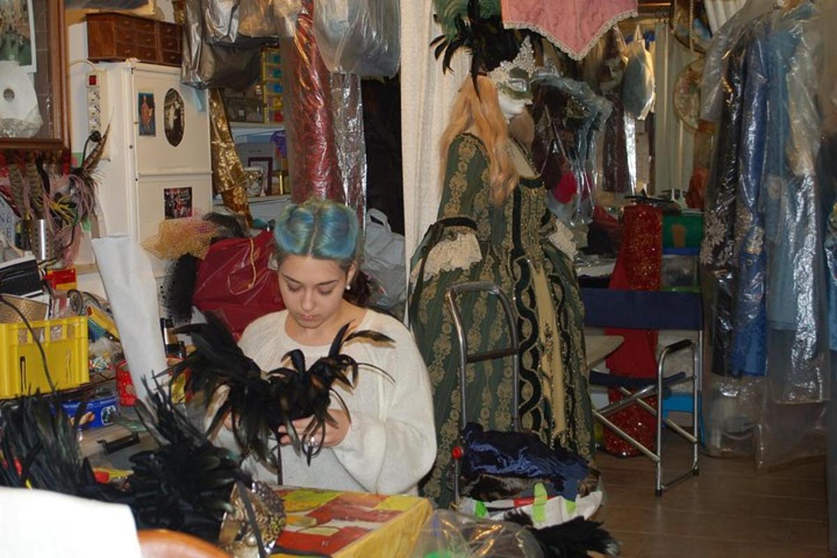 žena sedící v obchodě s čelenkou