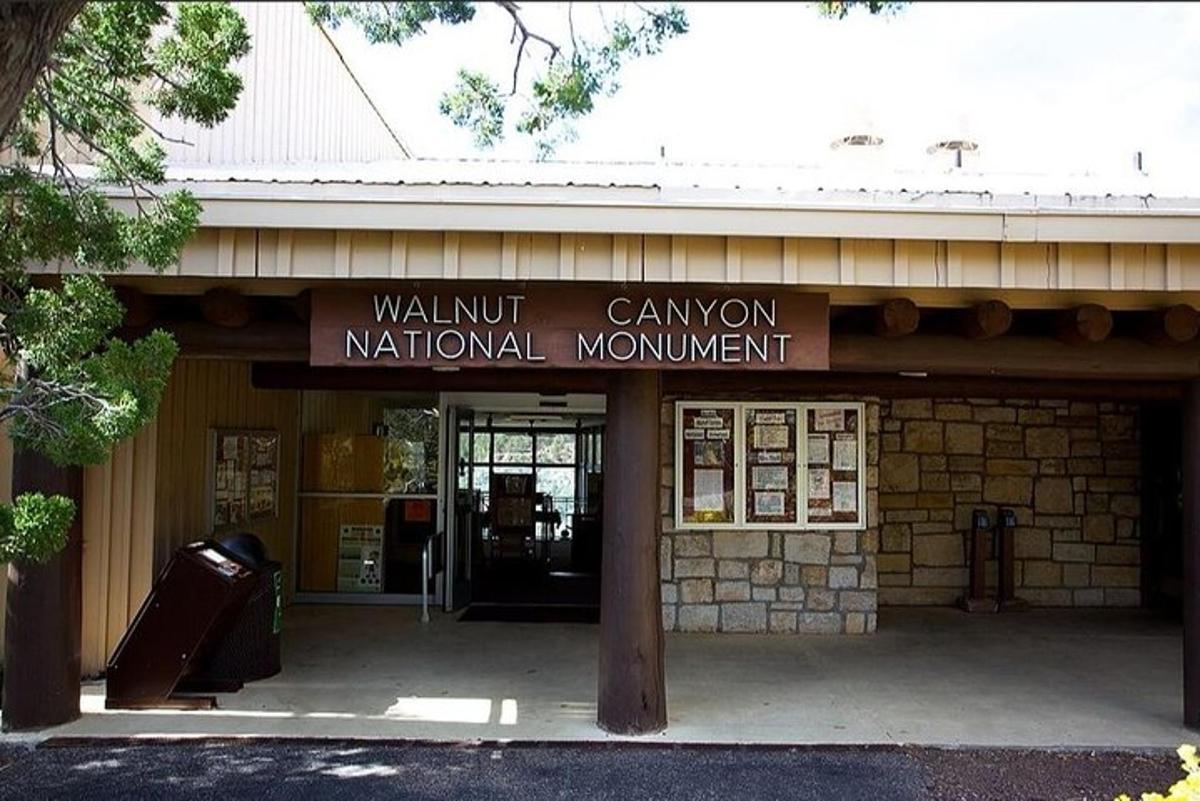 un bâtiment avec un panneau indiquant « Near Canyon National Monument »