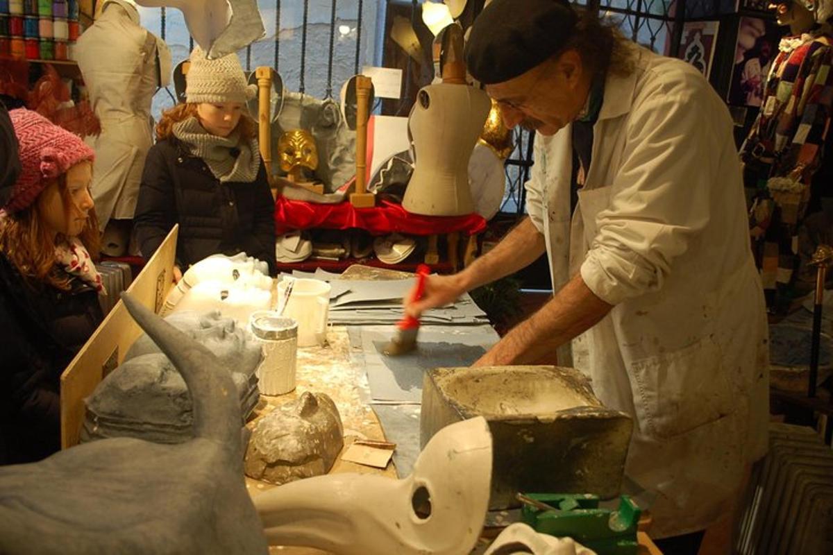 Ένας άντρας σε ένα κατάστημα ετοιμάζει ένα άγαλμα ενός ζώου