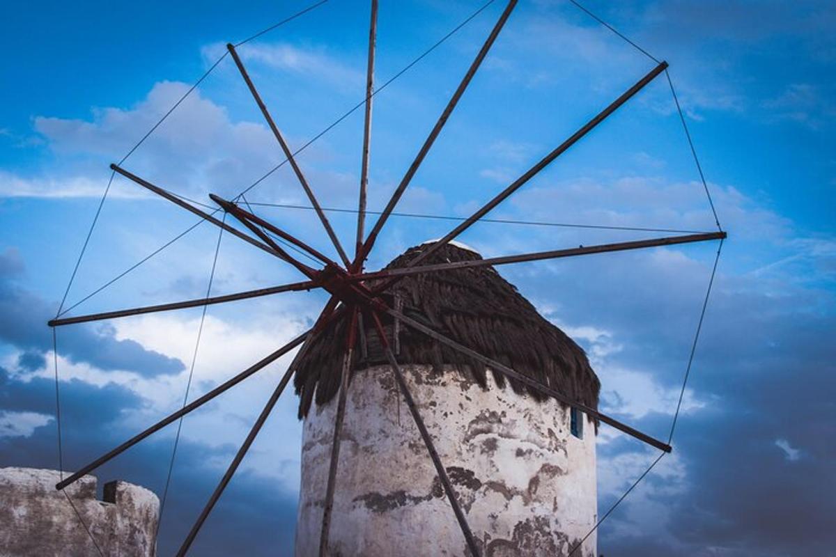 kincir angin lama dengan latar belakang langit