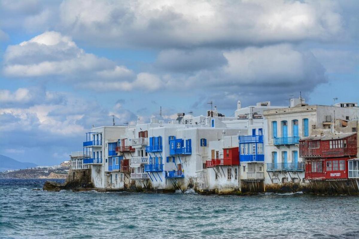 ένα κτίριο με μπλε πόρτες και παράθυρα στο νερό