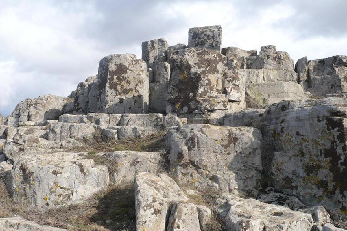 una montagna rocciosa con un mucchio di rocce