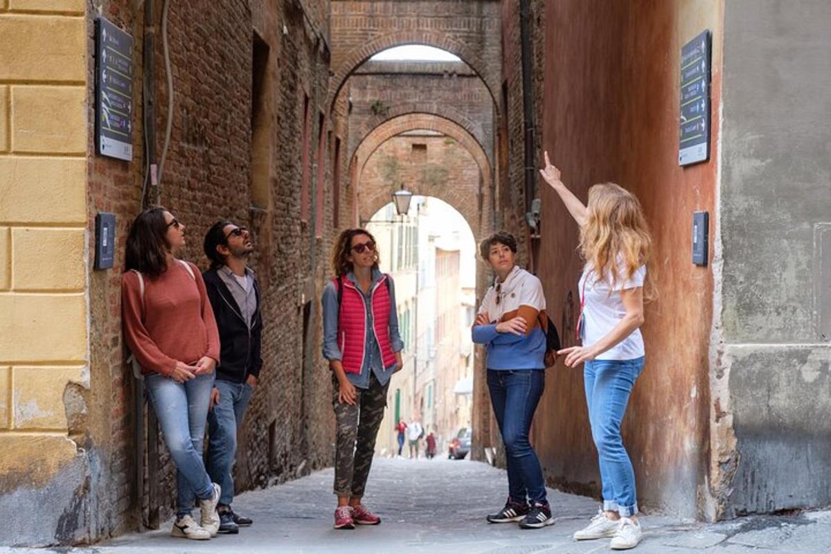 un grupo de personas de pie en un callejón