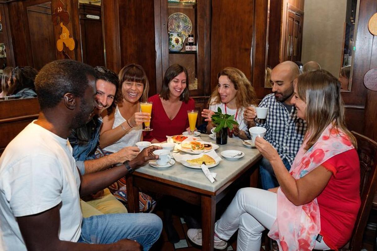 um grupo de pessoas sentadas ao redor de uma mesa comendo