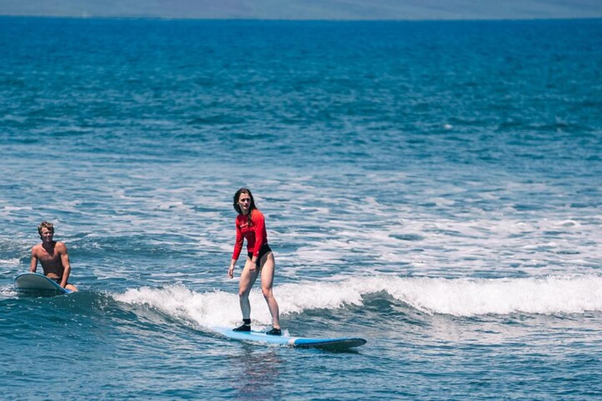 kobieta surfująca na fali w oceanie