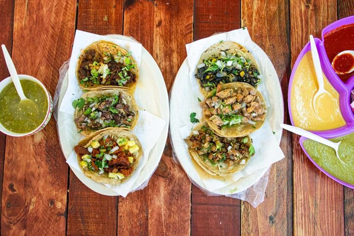 Skupina tří tacos na dřevěném stole