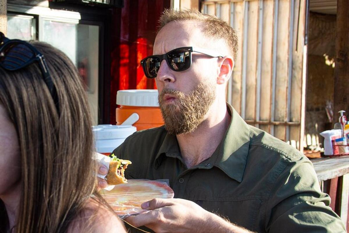 Mees sööb naisega hot dogi