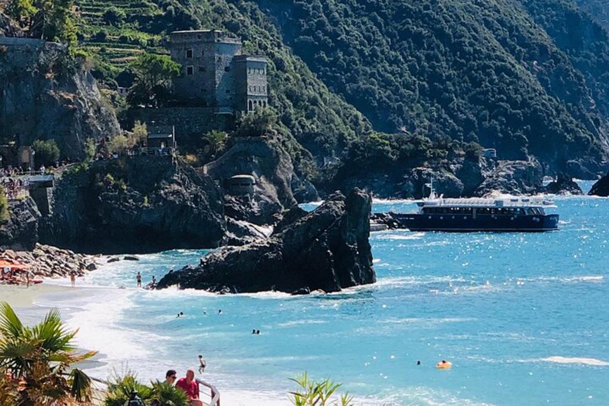 uma praia com um castelo e um barco na água