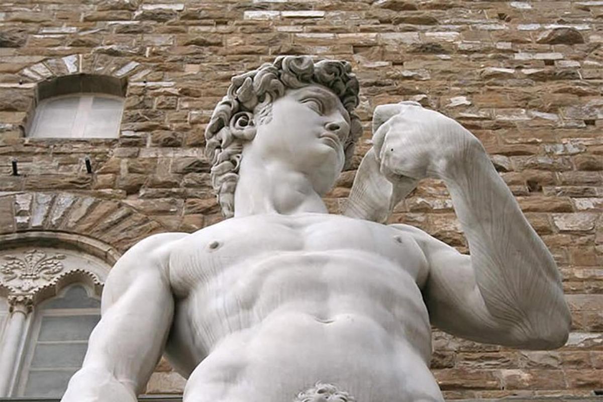 una statua di un uomo in piedi davanti a un edificio