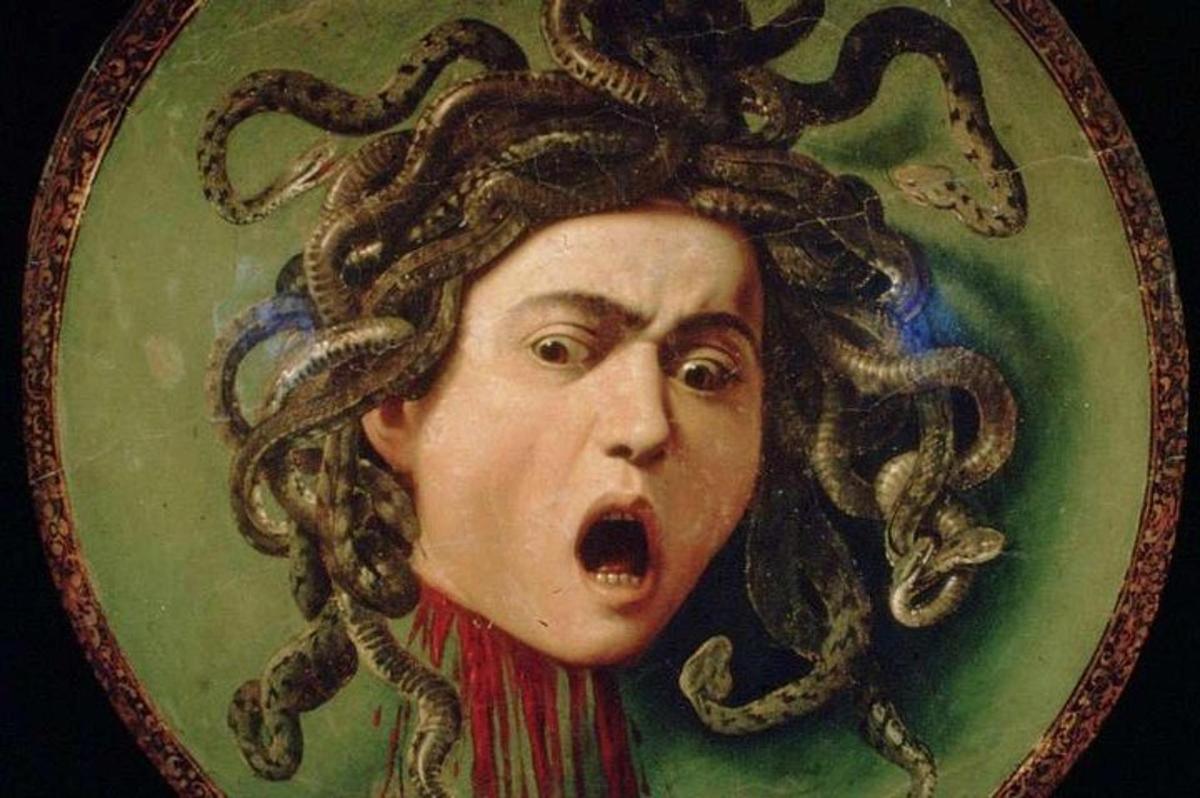un dipinto di una donna con serpenti sulla testa