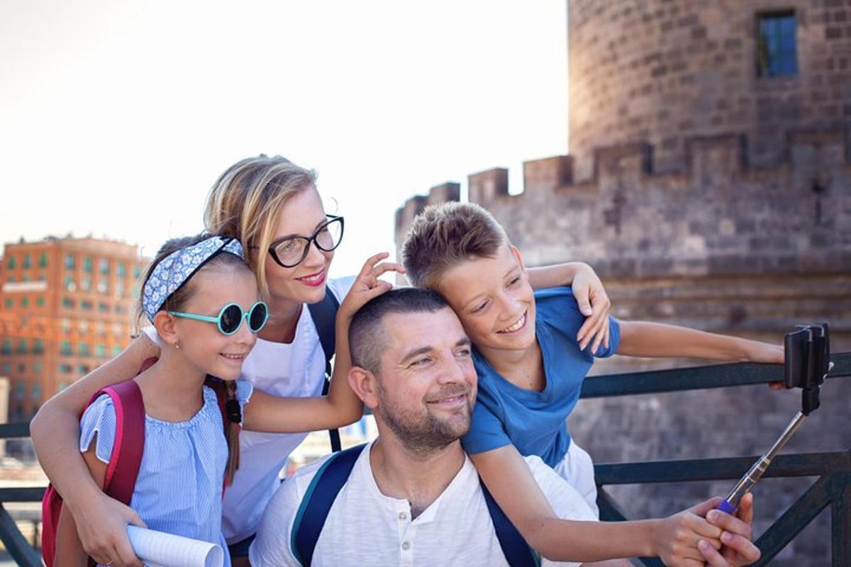 un grup de persones mirant un home fent-se una foto