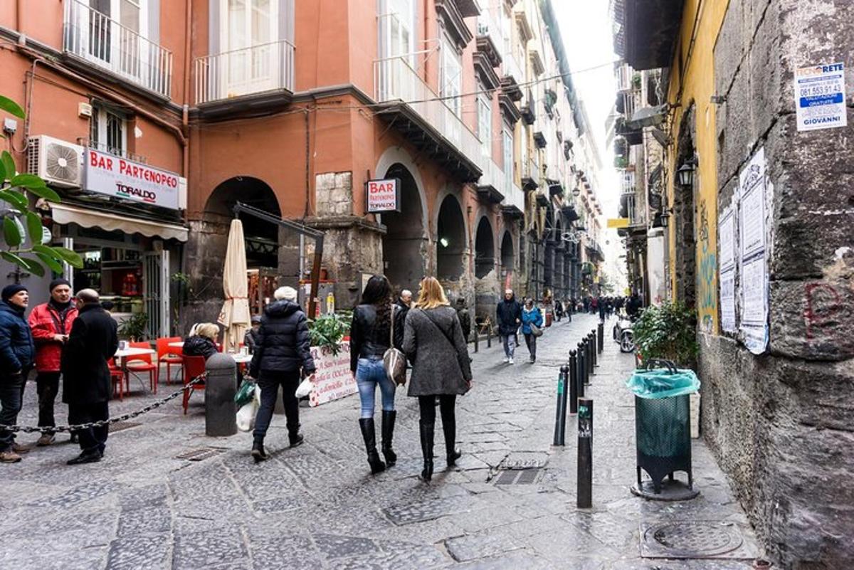 un grup de persones caminant per un carrer de la ciutat