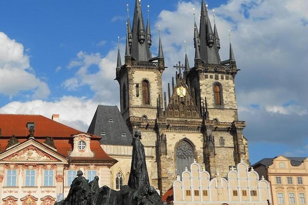 un grande edificio con due torri e una chiesa