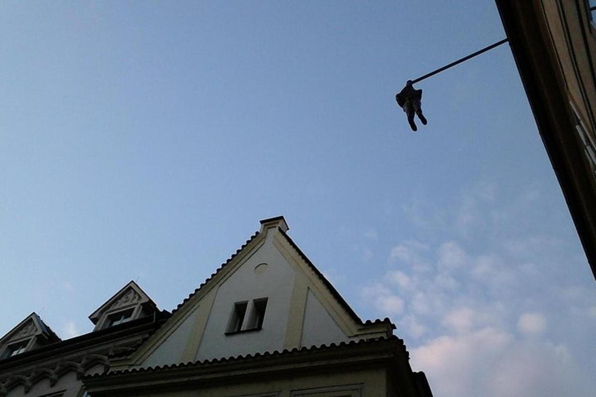 una persona appesa a uno stendino sopra un edificio