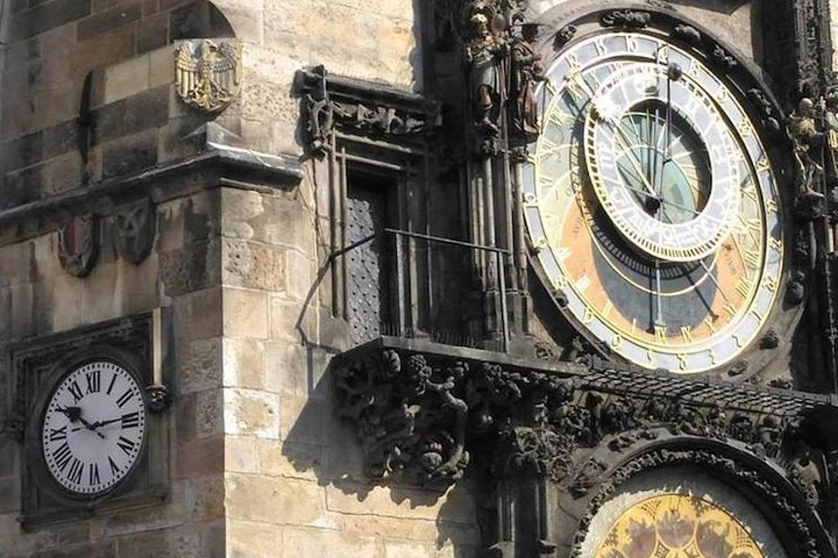 un orologio sul lato di un edificio