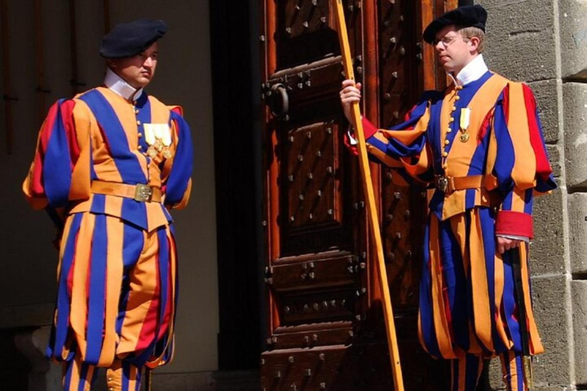 dva muži v uniformách stojící vedle dveří