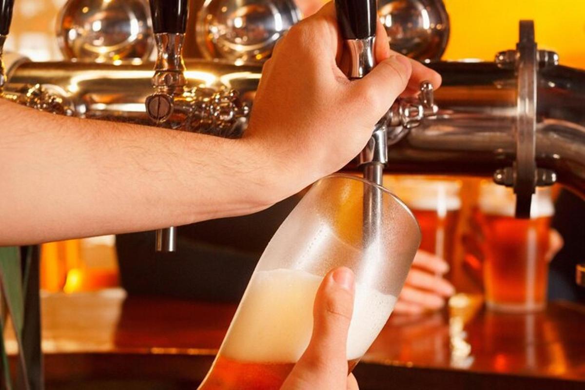 một người đang rót đồ uống vào ly