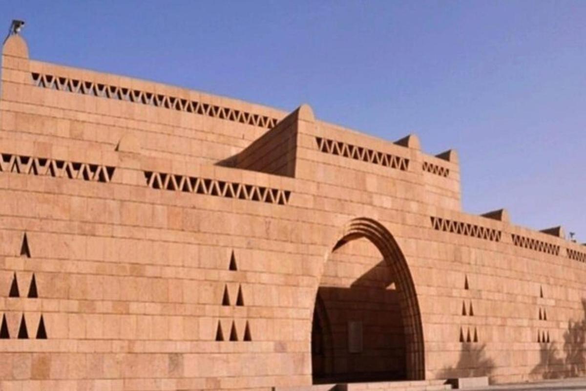 un grande edificio in mattoni con un arco di fronte