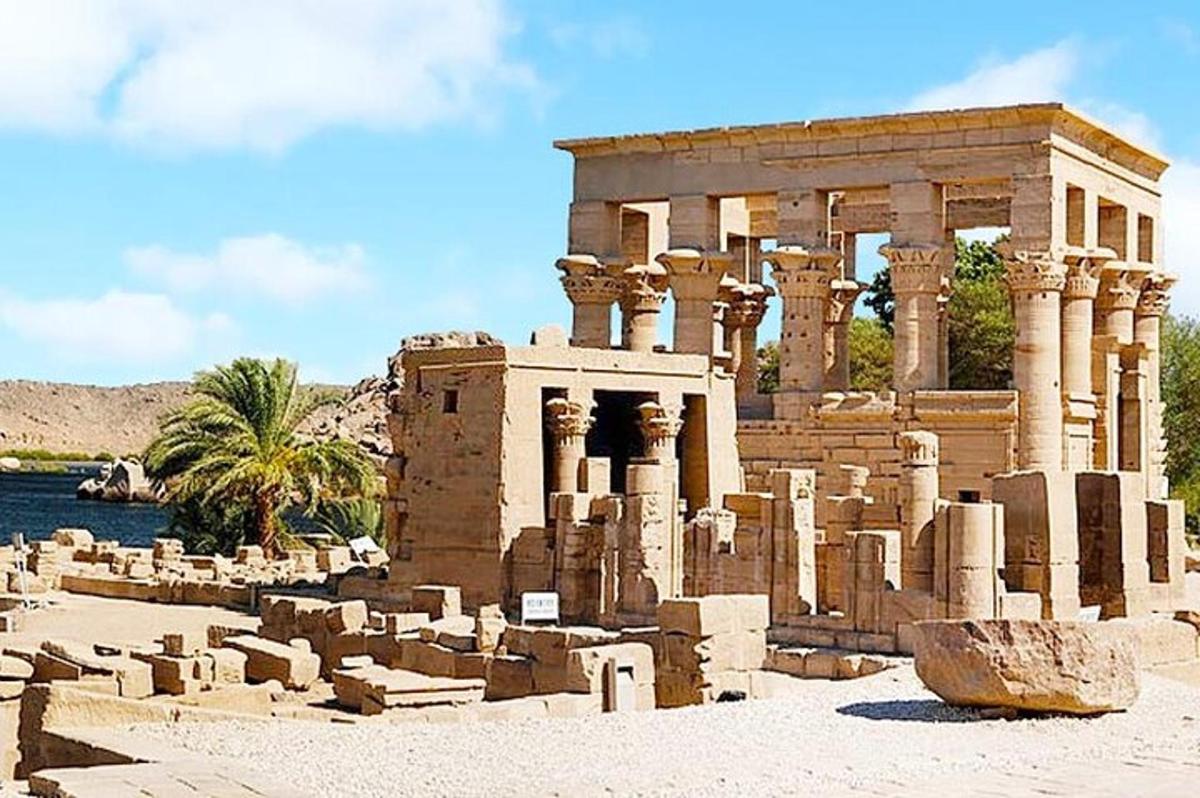 un edificio con colonne di fronte