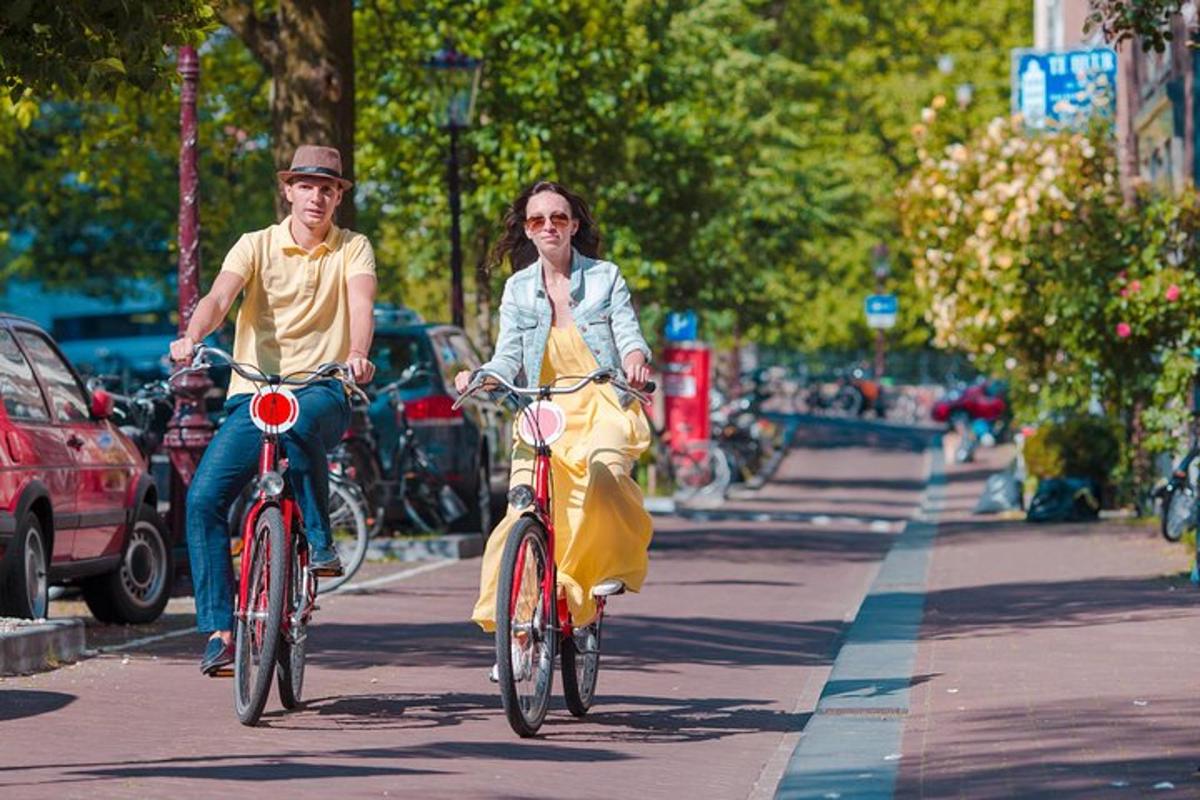 um homem e uma mulher andando de bicicleta pela rua