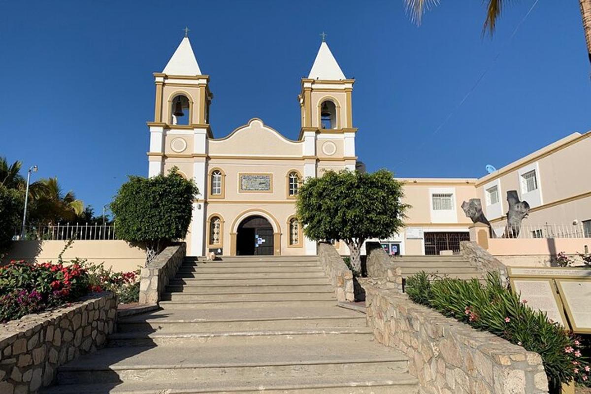 un edificio con una scala che conduce a una chiesa