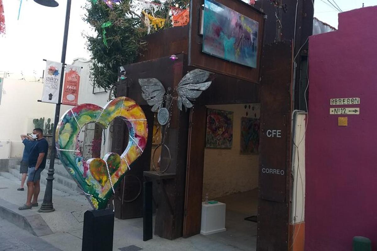 uno specchio a forma di cuore con una farfalla su un edificio