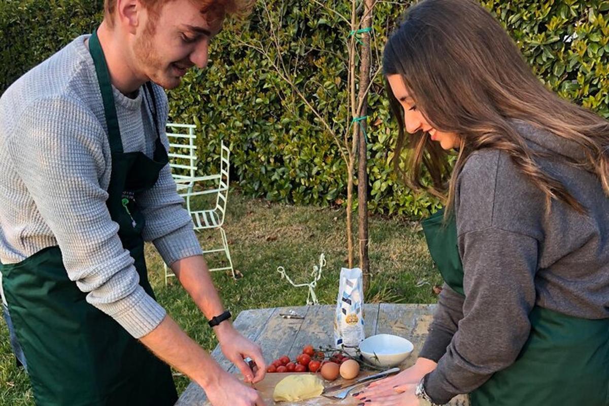 Ein Mann und eine Frau bereiten Essen auf einem Tisch zu