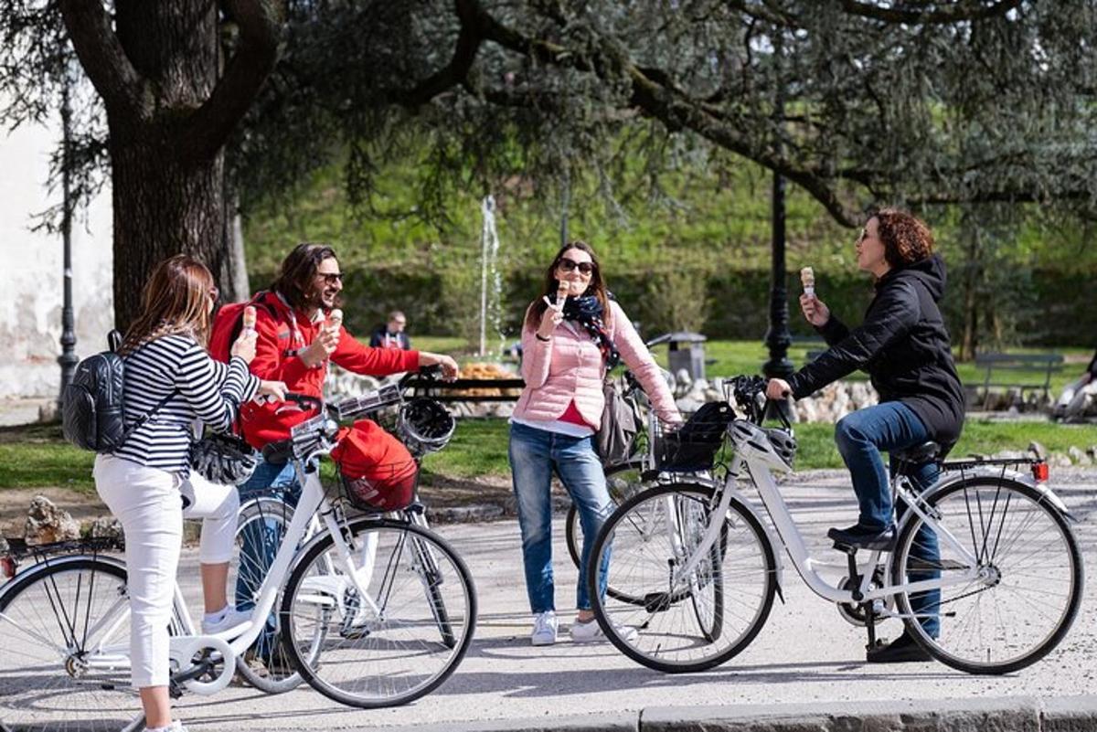 en gruppe mennesker, der cykler i en park