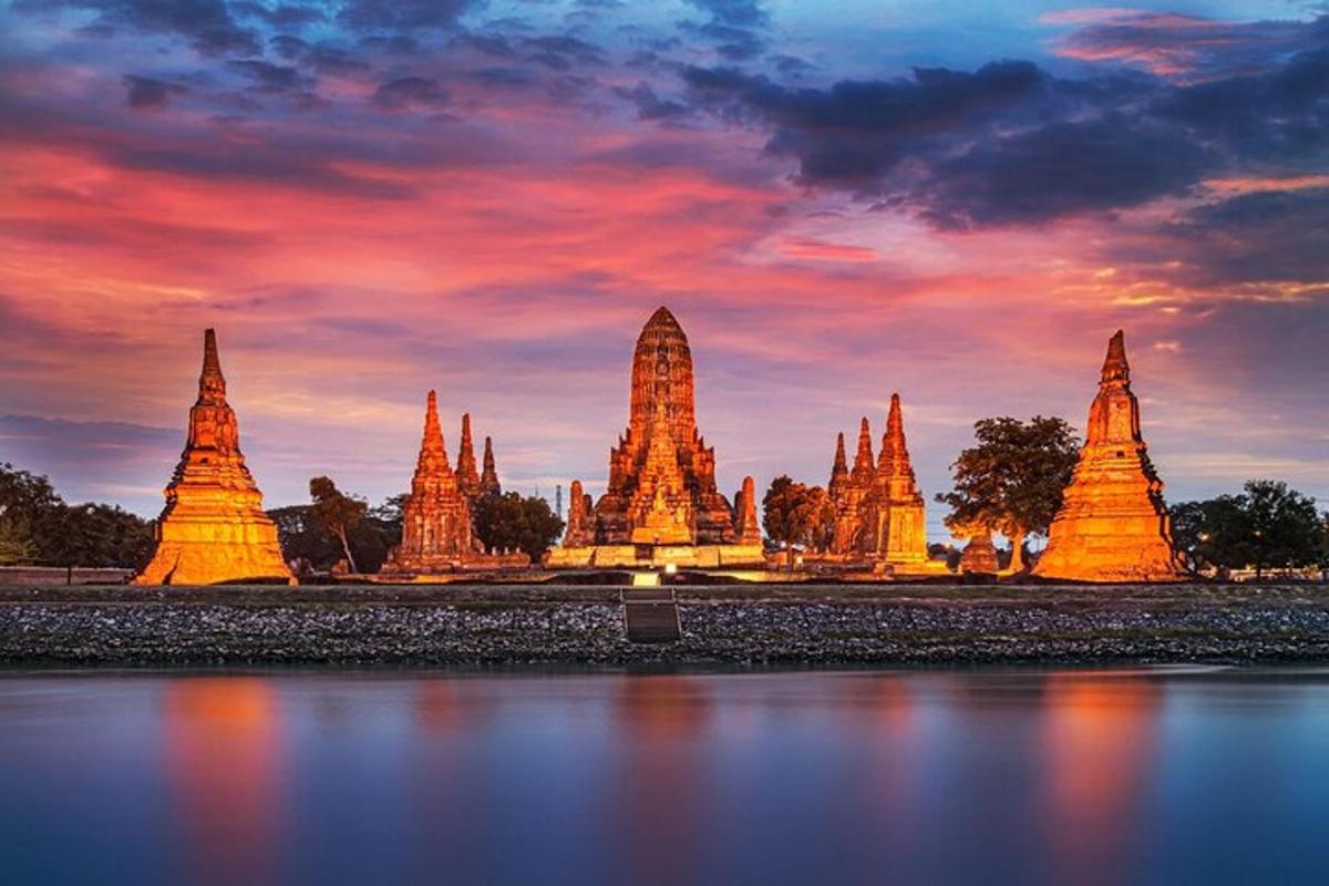 Un templo iluminado con una puesta de sol al fondo