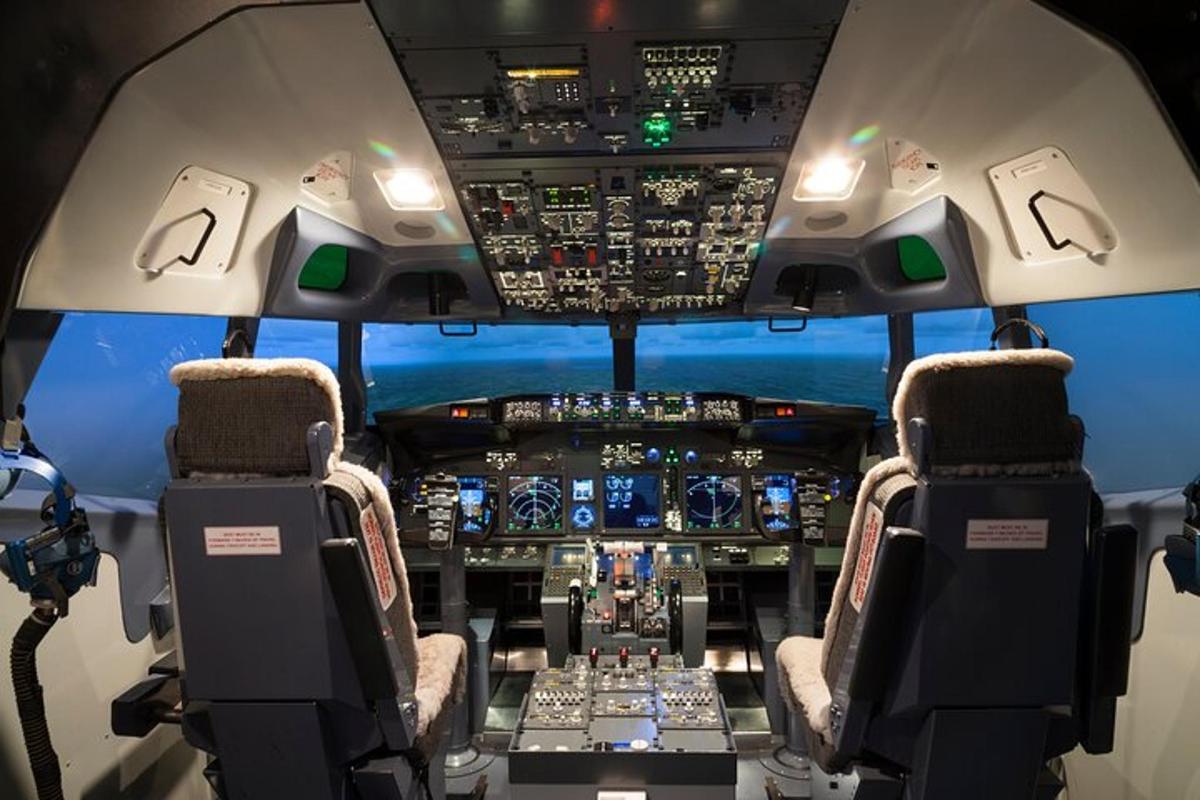 una vista della cabina di pilotaggio di un aereo