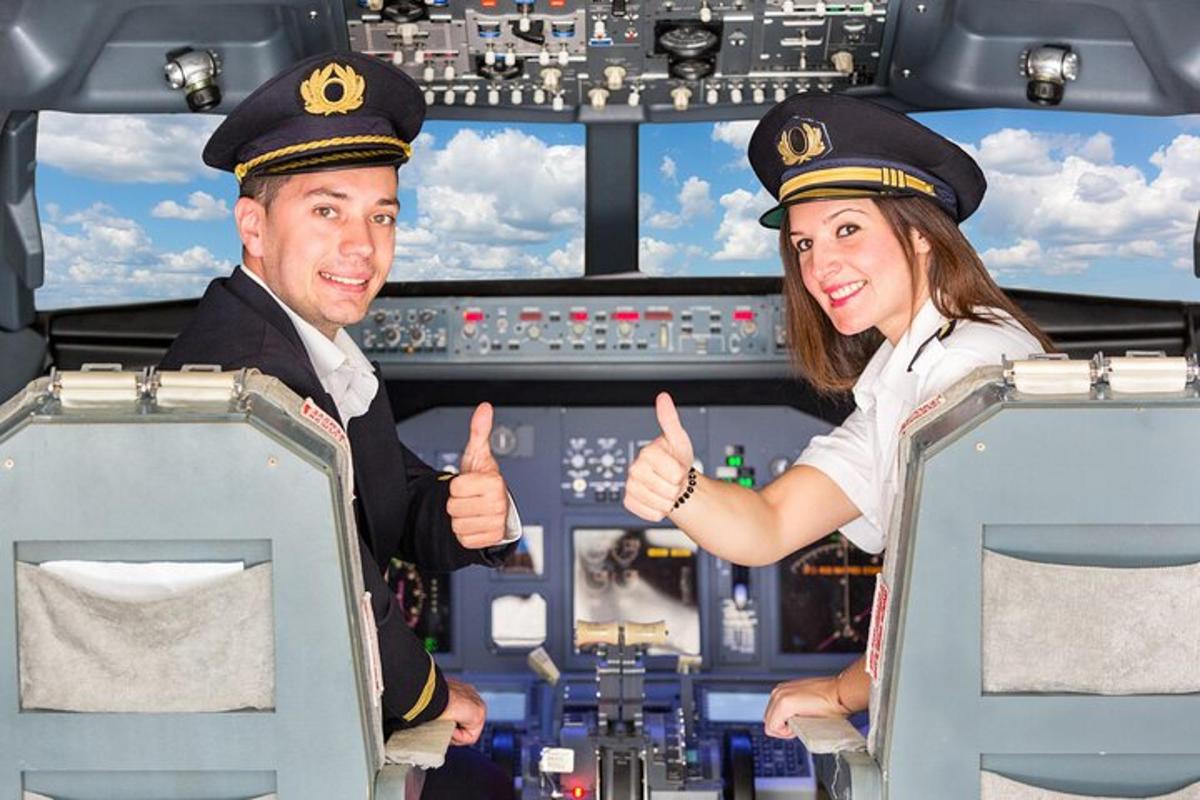 ein Mann und eine Frau in Uniform geben in einem Flugzeug den Daumen hoch