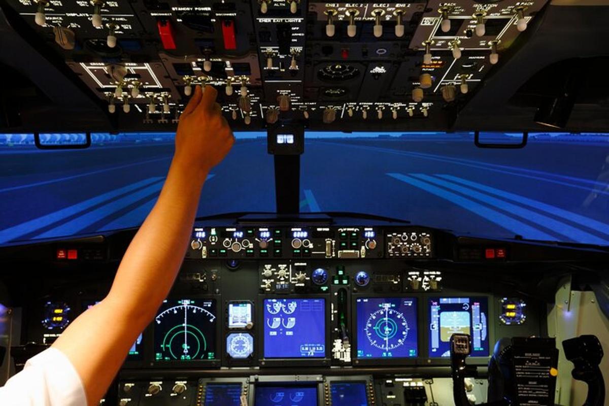 eine Person befindet sich im Cockpit eines Flugzeugs