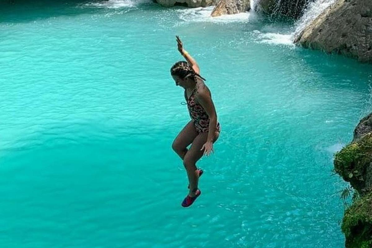 水域に飛び込む女性