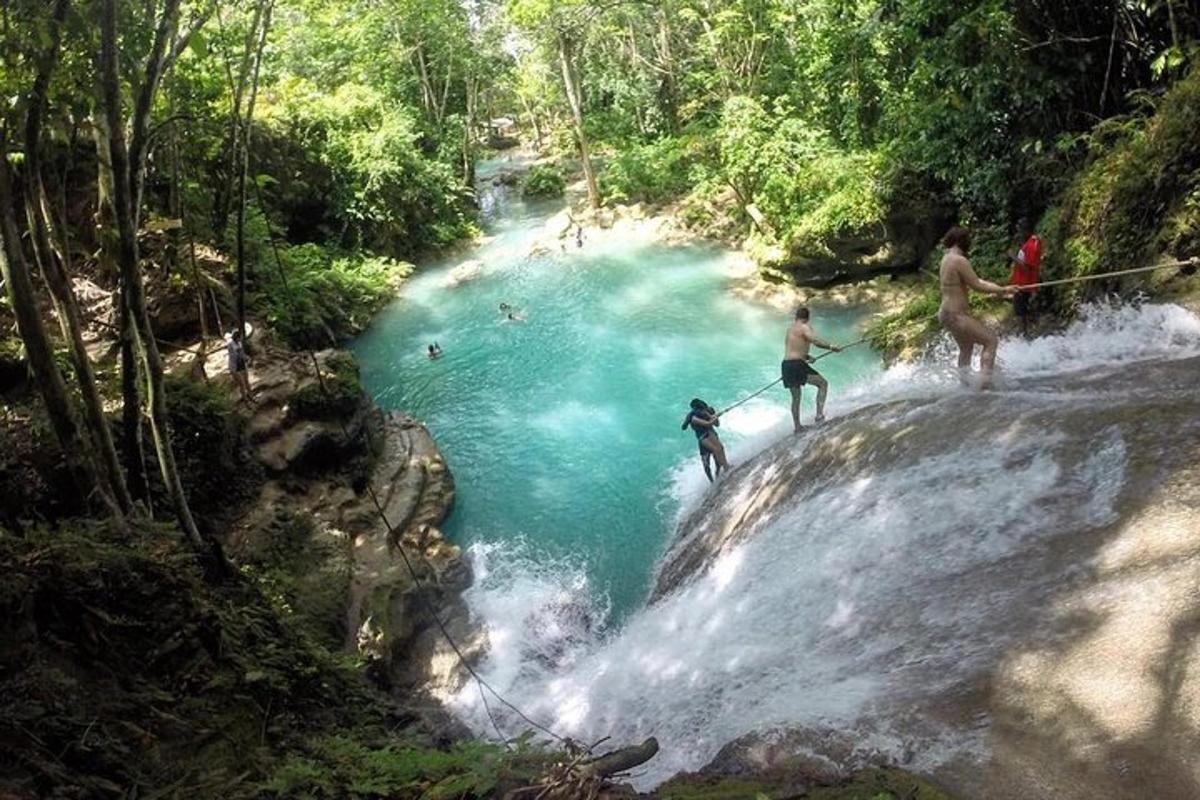 un gruppo di persone sugli sci in una cascata