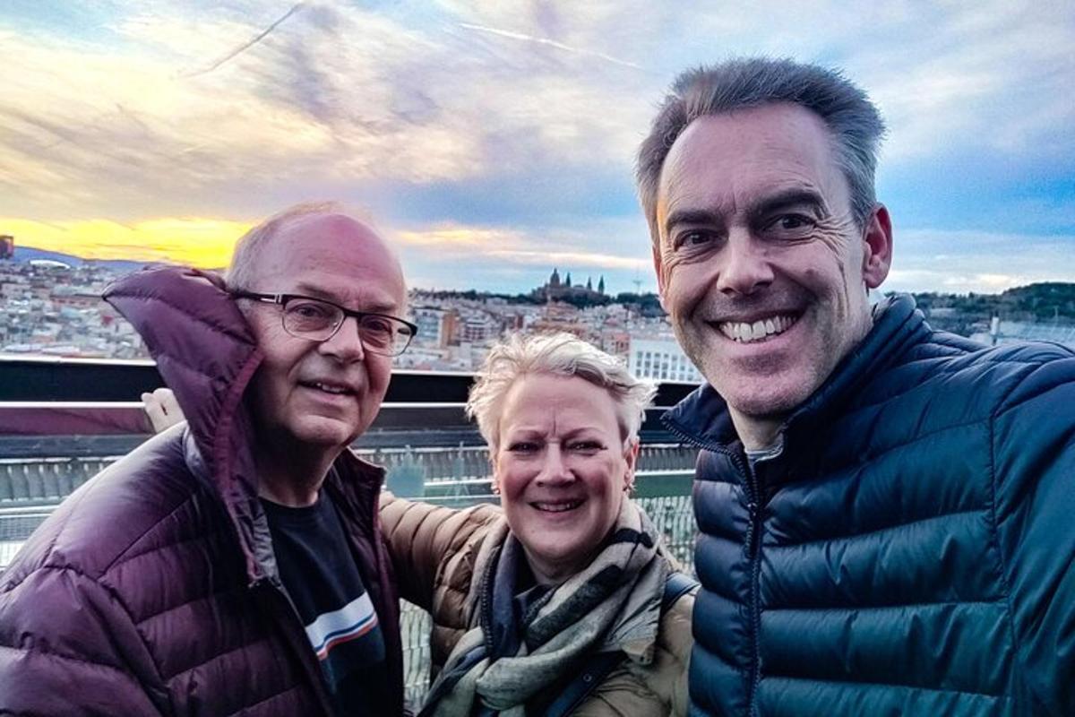 zwei Männer und eine Frau posieren für ein Foto