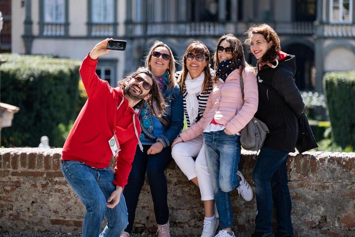 grupp naisi poseerib pildi jaoks