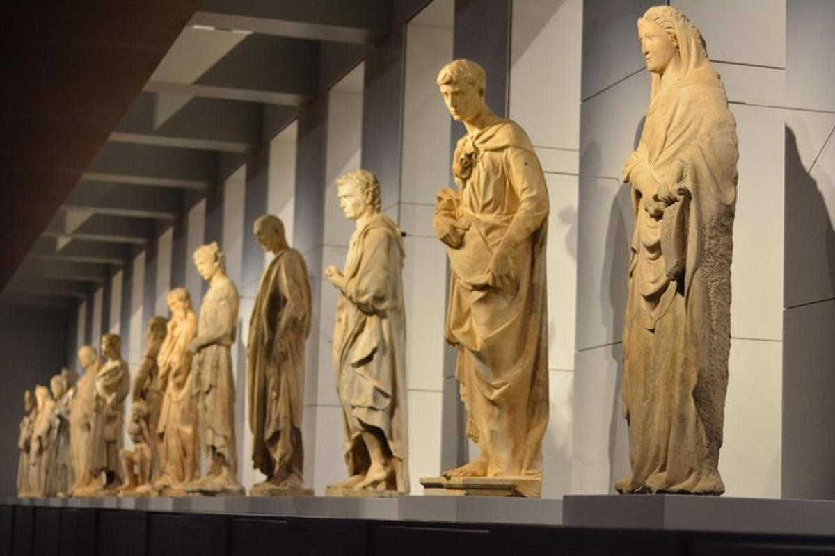 sekumpulan patung yang dipamerkan di muzium