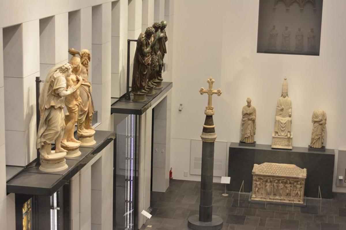 sekumpulan patung yang dipamerkan di muzium