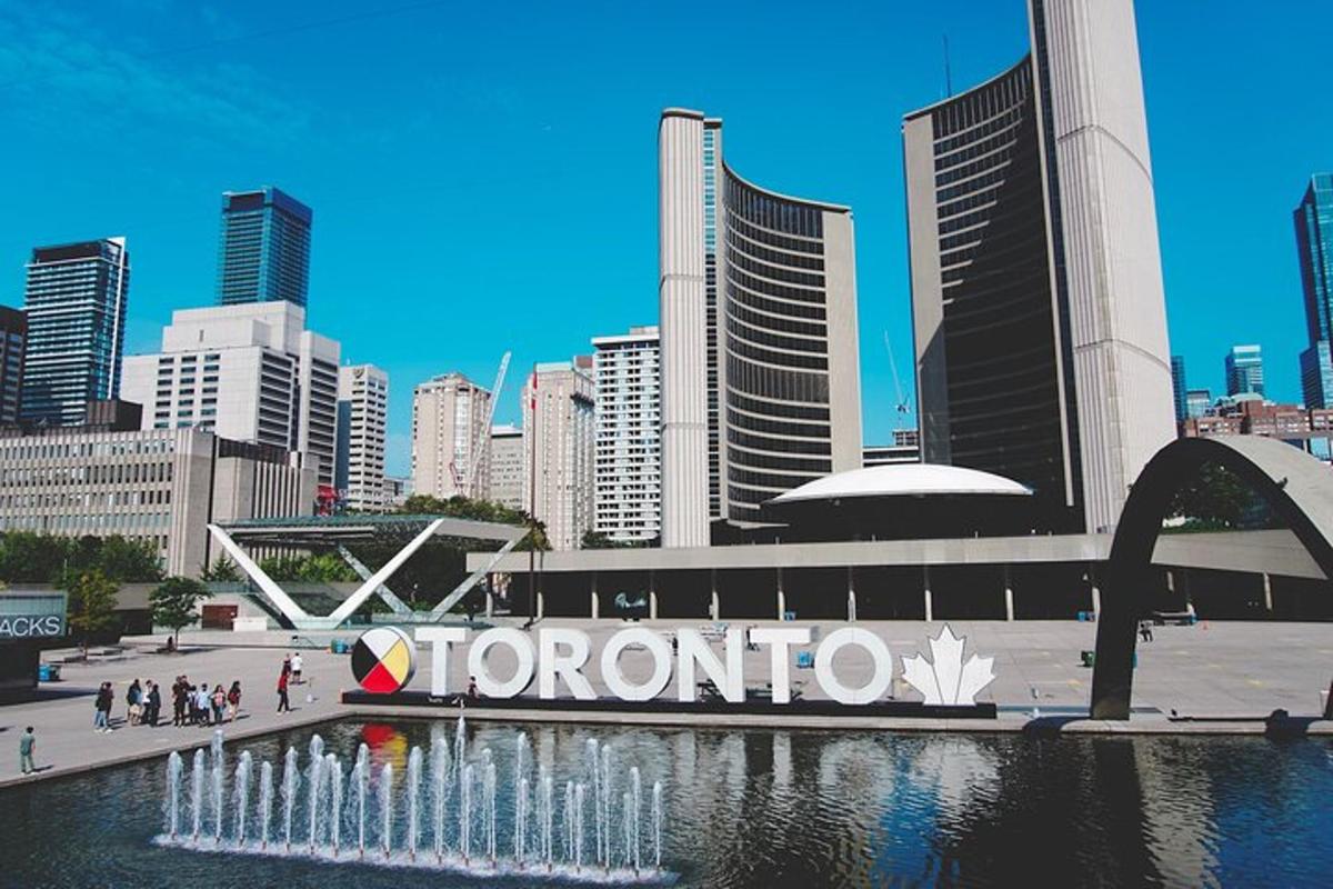 pohled na ceduli Toronto před městem