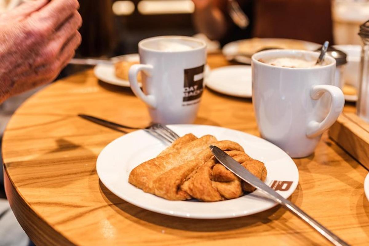 một cái bàn có đĩa thức ăn và tách cà phê
