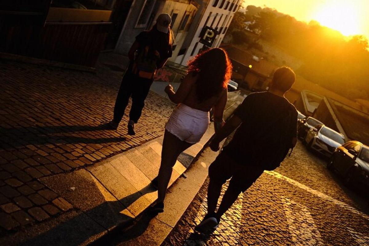 un grupo de personas caminando por una calle